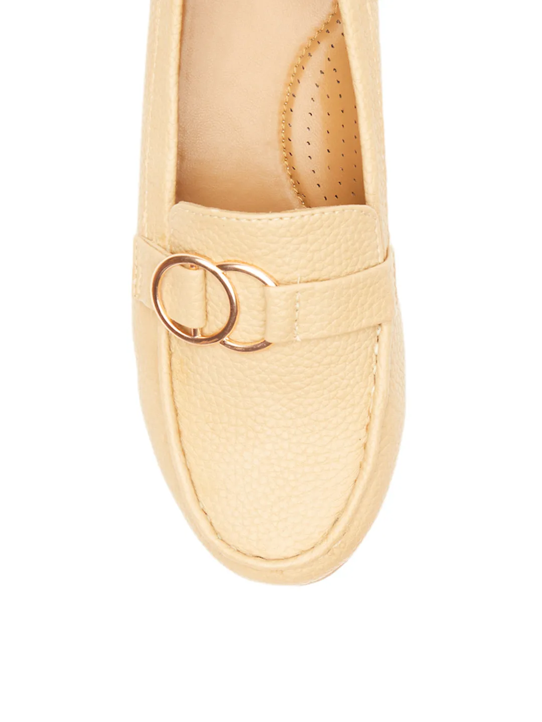 GOSSIP WOMENS BEIGE MOCCASINS