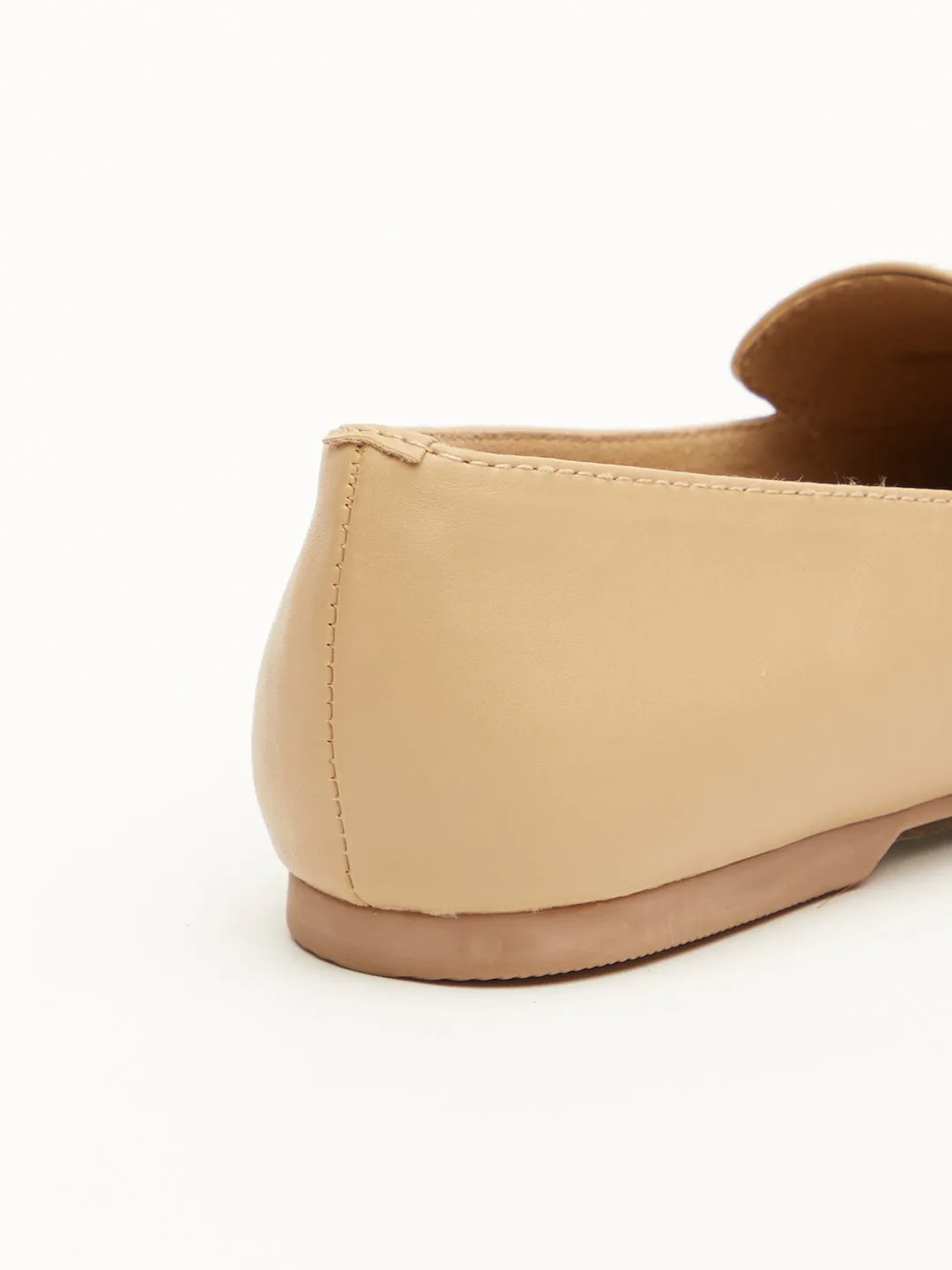 GOSSIP WOMENS BEIGE MOCCASINS
