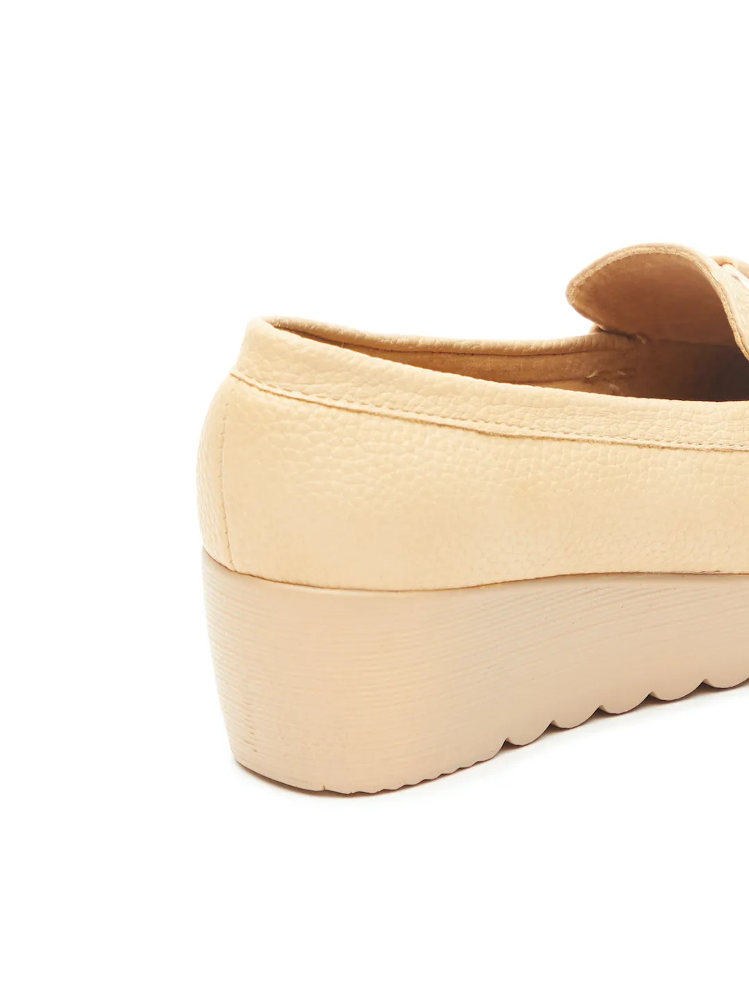 GOSSIP WOMENS BEIGE MOCCASINS