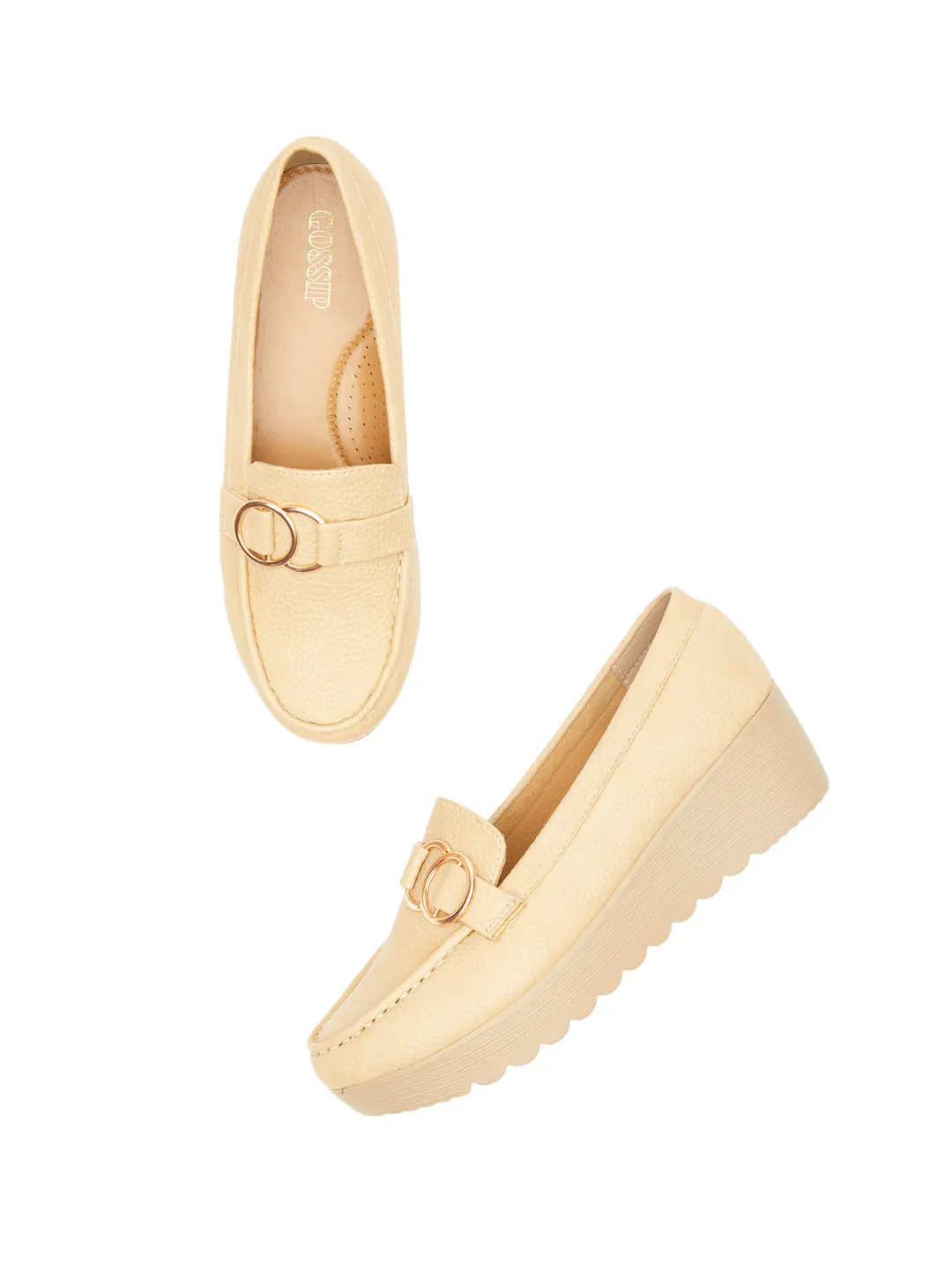 GOSSIP WOMENS BEIGE MOCCASINS