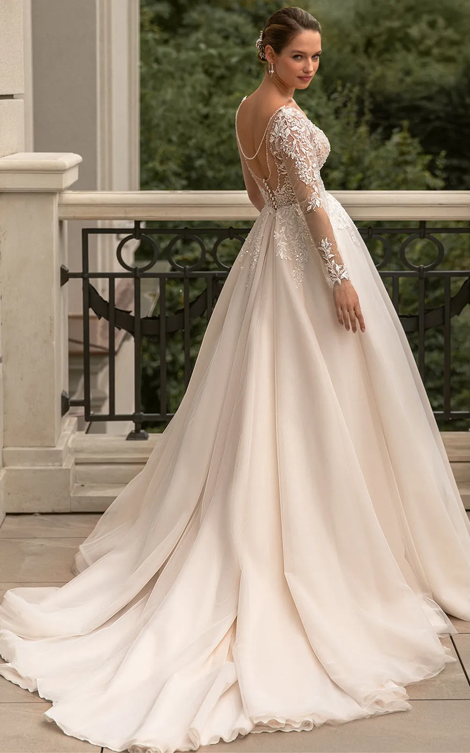 Royal-Inspired Princess A-Line Plunging Neck Boho Lace Tulle Wedding Dress with Sleeves Floral Charming Floor Length Beaded Bridal Gown